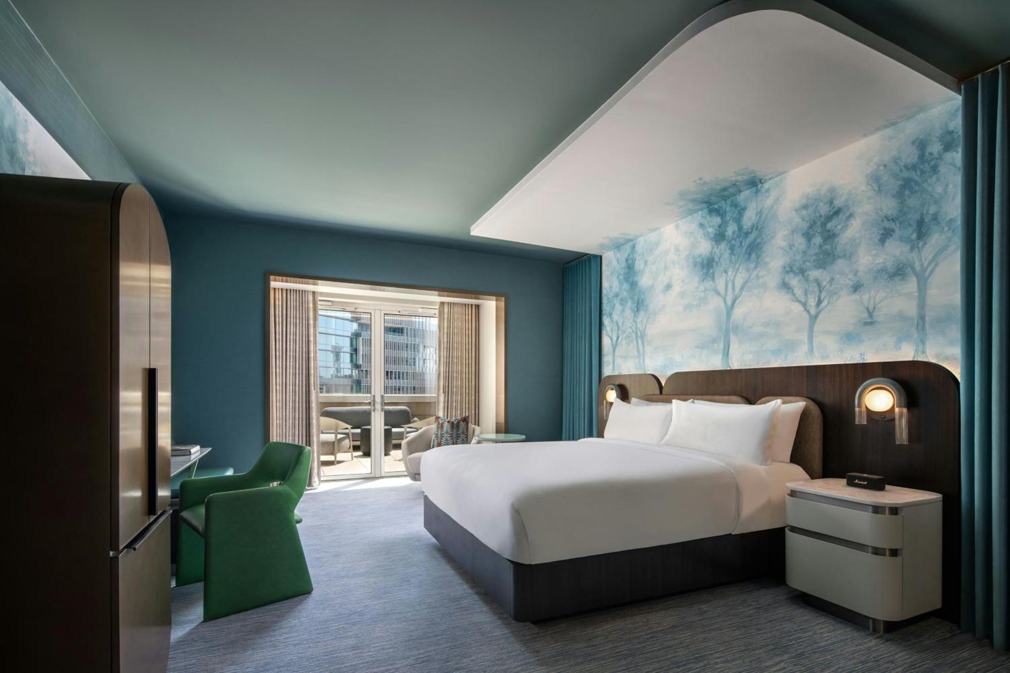 Premier King Room City View Balcony
